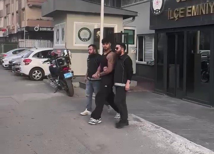 “Lvbel C5” lakaplı rapçinin adliyeye sevk edildiği anlara ait görüntüler ortaya çıktı Kocaeli’de gözaltına alınan “Lvbel C5” lakaplı rapçi Süleyman Burak Bodur’un