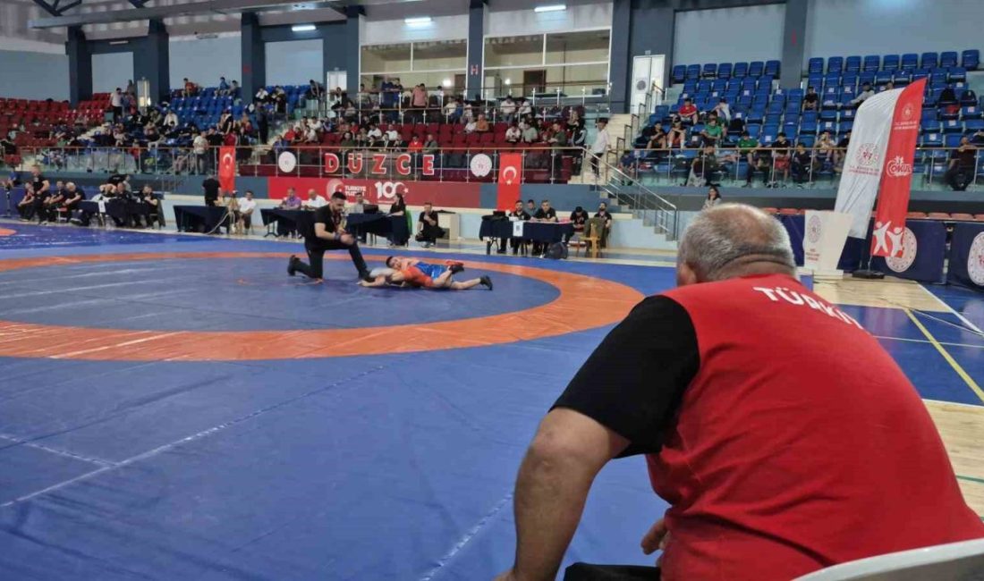 Düzce’de düzenlenen Okul Sporları Minikler Güreş Türkiye Şampiyonası başladı. Bir