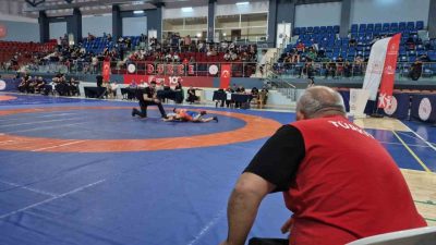 Düzce’de düzenlenen Okul Sporları Minikler Güreş Türkiye Şampiyonası başladı. Bir