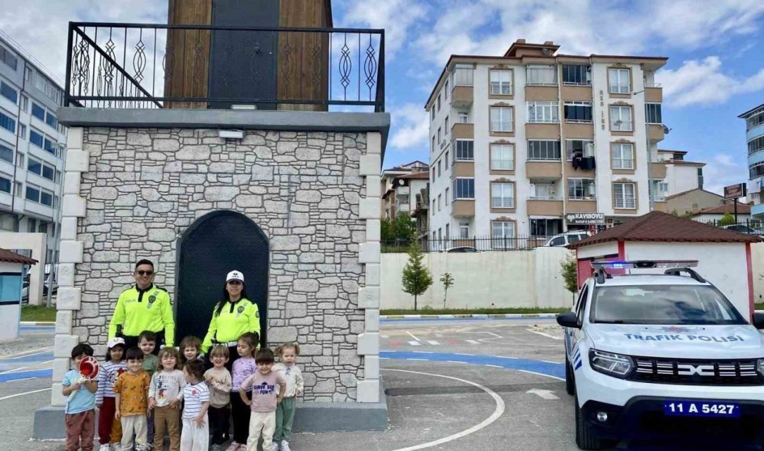 Minik öğrenciler polislik mesleğini yakından tanıdı Bilecik İl Emniyet Müdürlüğü tarafından yürütülen bilinçlendirme çalışmaları kapsamında minik