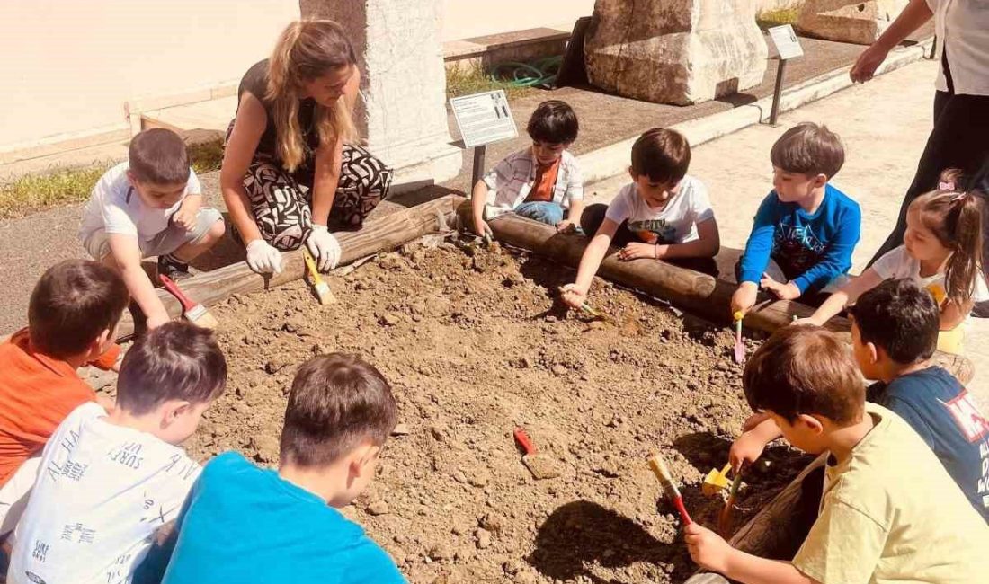 Minik öğrenciler temsili arkeolojik kazı çalışması yaptı Bilecik Türkoğlu Mini Akademi Anaokulu tarafından düzenlenen etkinlikte minik öğrenciler,
