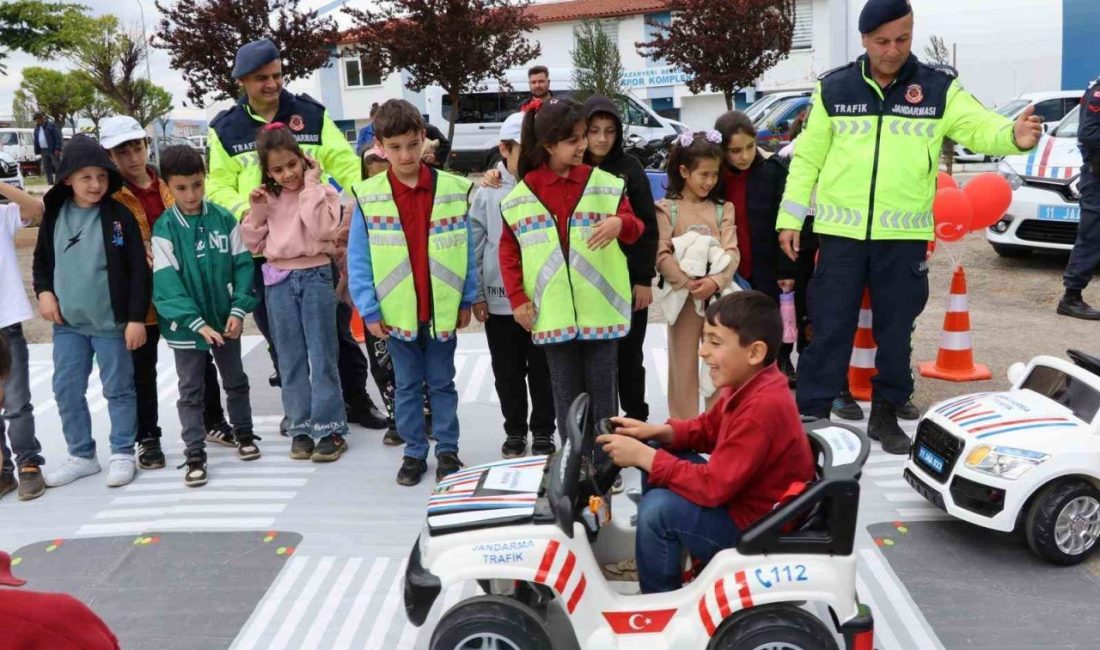 Minik yürekler büyük kahramanlarla buluştu Bilecik’in Pazaryeri ilçesinde yürütülen “Bilinçli Toplum, Güvenli Gelecek Projesi” kapsamında