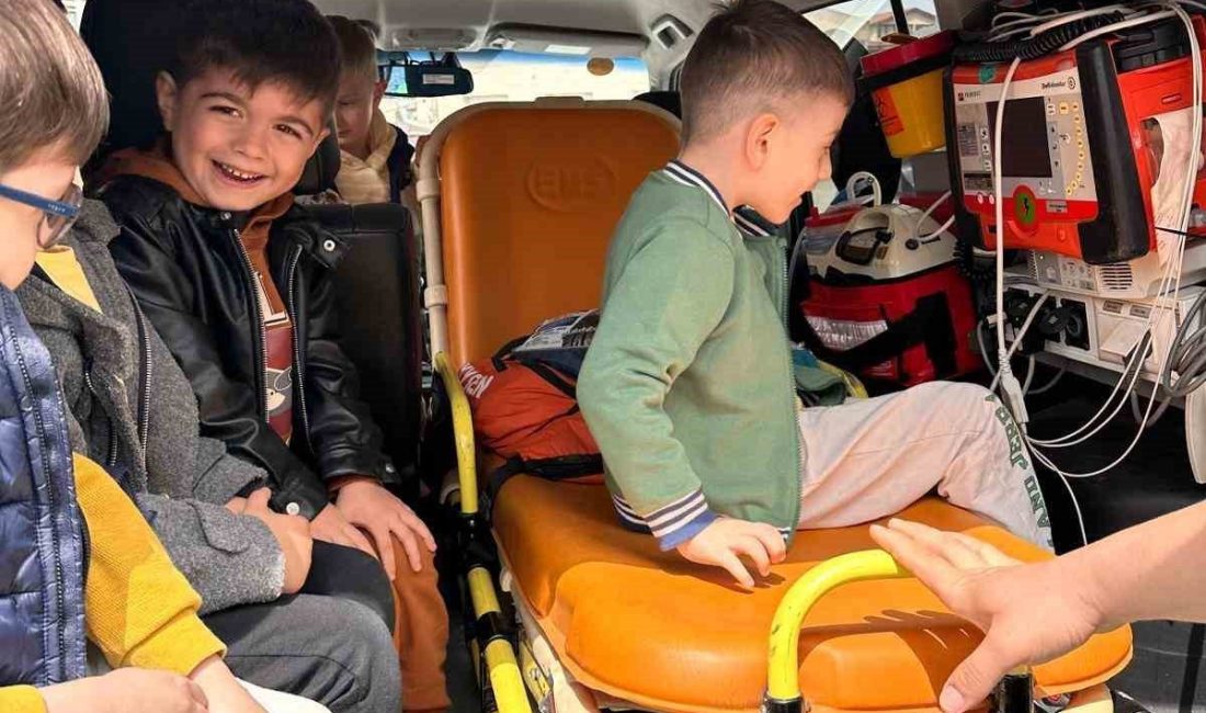 Minikler, ambulanslar ve tıbbi cihazları keşfetti Sakarya’nın Serdivan ilçesinde 112 Acil sağlık personeli, anaokulu öğrencilerine hizmetleri