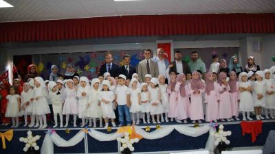 6 yaş kuran kursu öğrencilerinin hazırladığı gösteri katılımcılar tarafından büyük