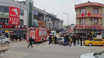 DÜZCE(İHA) – Düzce’de motor kısmından alev alan otomobile çevredeki esnaf