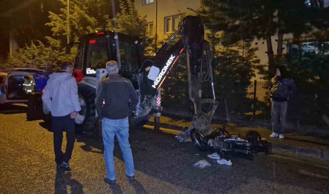 Motosiklet, park halindeki 10 tonluk iş makinesine çarptı: 2 Yaralı DÜZCE (İHA) – Seyir halindeki motosiklet, sağanak yağış nedeniyle görüş