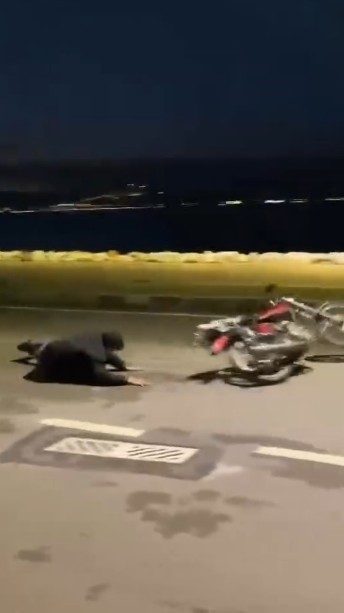 Motosiklet şovu kötü bitti Kocaeli’nin Karamürsel ilçesinde motosikletin önünü kaldıran genç, dengesini kaybederek yere