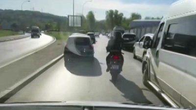Sakarya’nın Adapazarı ilçesinde seyir halindeki ambulansın önünü fermuar yöntemi ile