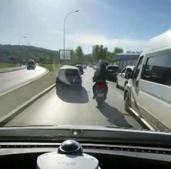 Motosiklet sürücüsü ambulansın yolunu böyle açtı Sakarya’nın Adapazarı ilçesinde seyir halindeki ambulansın önünü fermuar yöntemi ile