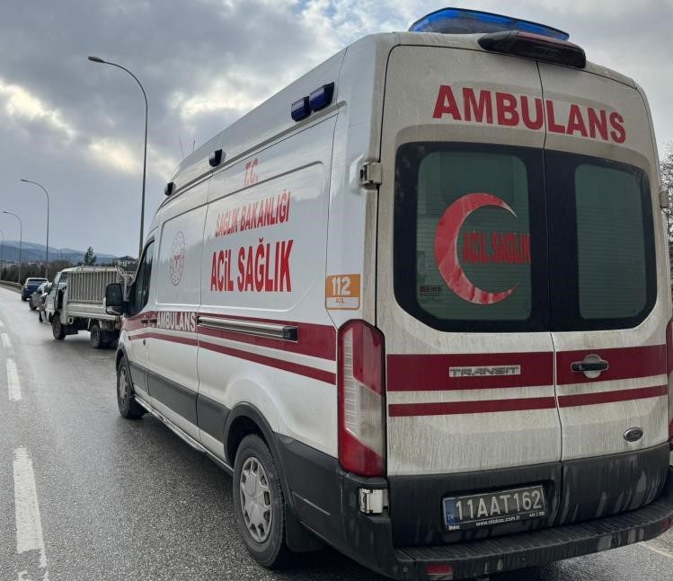 Motosiklete çarptı, ardından kaçtı Bilecik’te bir motosiklete çarptıktan sonra olay yerinden kaçan araç sürücüsü