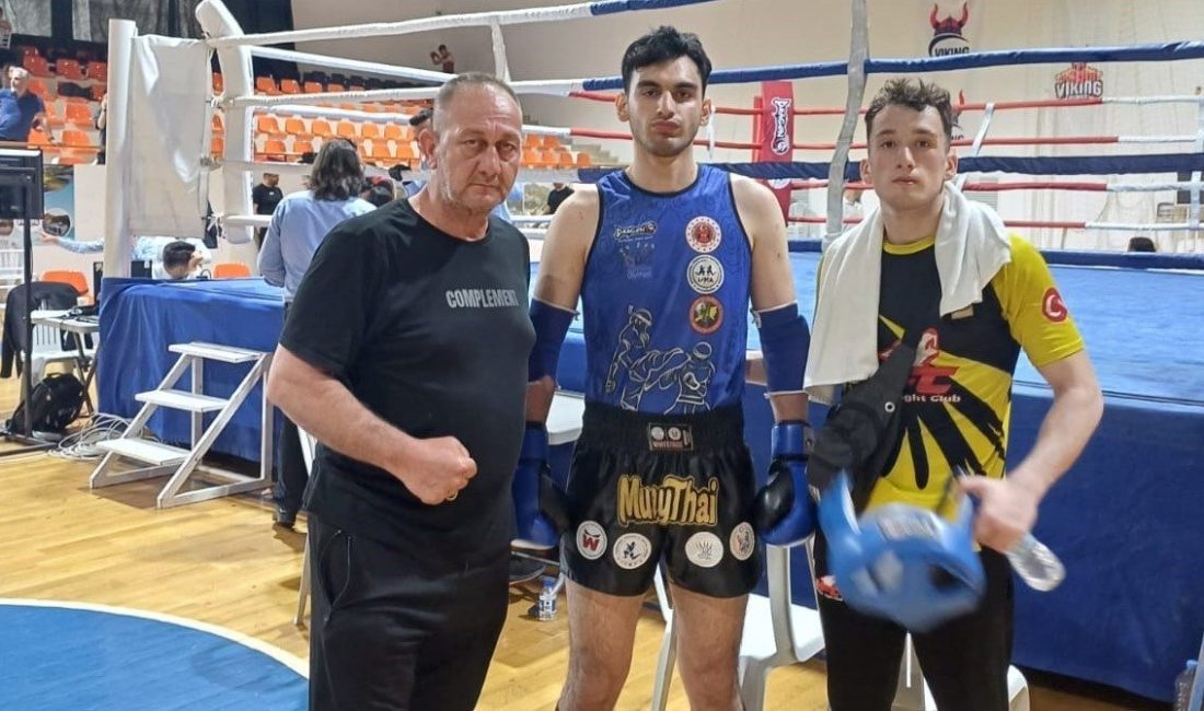 Muay Thai Türkiye Şampiyonası’nda 3. oldu Muay Thai Türkiye Şampiyonası’nda, Düzce Üniversitesi öğrencisi Eyüp Atmaca, Türkiye
