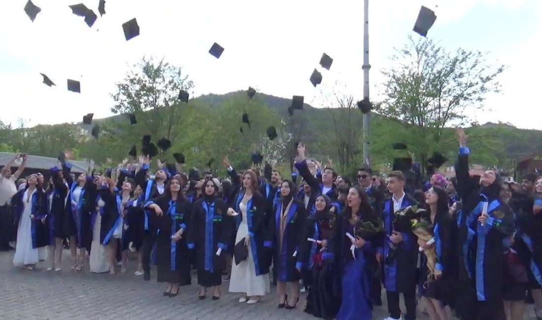 Mudurnu’da 26. dönem mezunları diplomalarını coşkuyla aldı Bolu’nun Mudurnu ilçesinde BAİBÜ Meslek Yüksekokulu’nun 26. dönem mezuniyet töreni