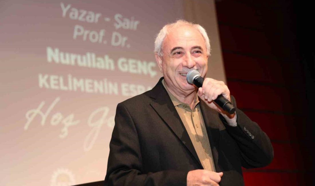 Gebze’de, Bizim Yazarlar Kitap Tanıtım Günleri’nde gençlerle bir araya gelen