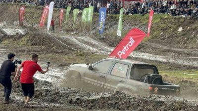 Düzce’de 34’üncüsü gerçekleştirilen Off-Road festivalinde parkura giren araçlar izleyenlere aksiyon