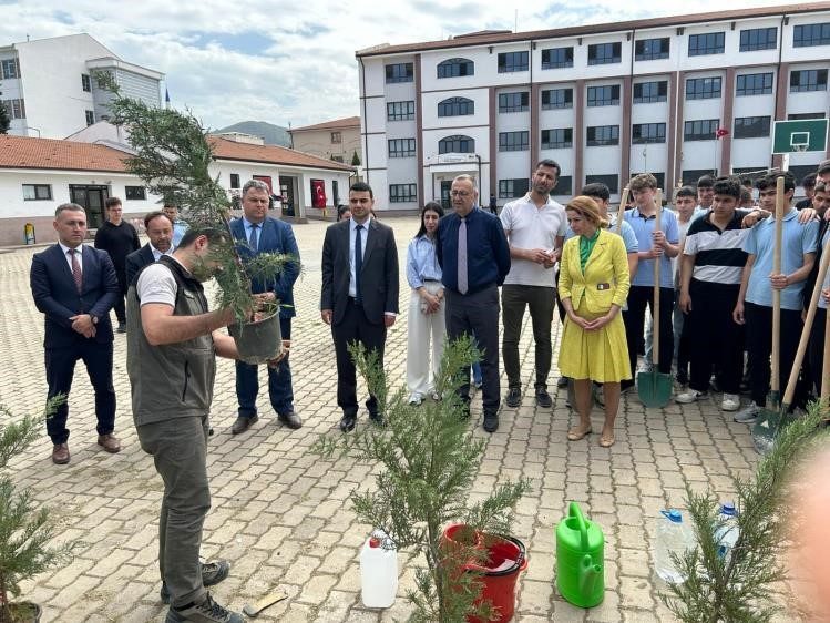 Öğrenciler gelecekleri için fidan diktiler Bilecik’in Osmaneli ilçesinde çevre bilincini artırmak ve okul çevresini ağaçlandırmak