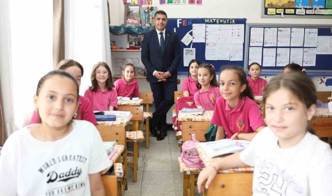 Öğrenciler vali ile bir araya geldi DÜZCE (İHA) – Düzce Valisi Selçuk Aslan, Cumhuriyet İlkokulu’nu ziyaret
