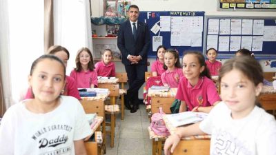 DÜZCE (İHA) – Düzce Valisi Selçuk Aslan, Cumhuriyet İlkokulu’nu ziyaret