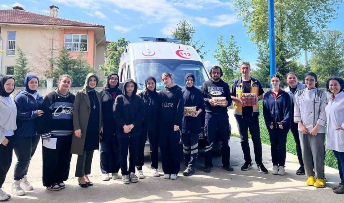 Öğrenciler yaptıklarıyla gönüllere girdi DÜZCE(İHA) – Düzce’de lise öğrencileri ellerinde ikramlarla Acil Sağlık Hizmetleri