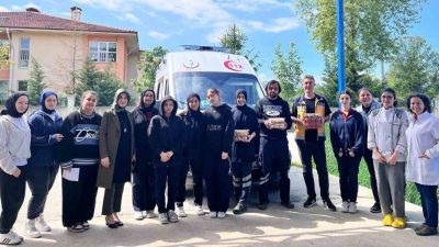 DÜZCE(İHA) – Düzce’de lise öğrencileri ellerinde ikramlarla Acil Sağlık Hizmetleri