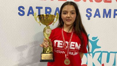 Kocaeli’de düzenlenen Okul Sporları Türkiye Satranç Şampiyonası’nda dereceye giren takımlara