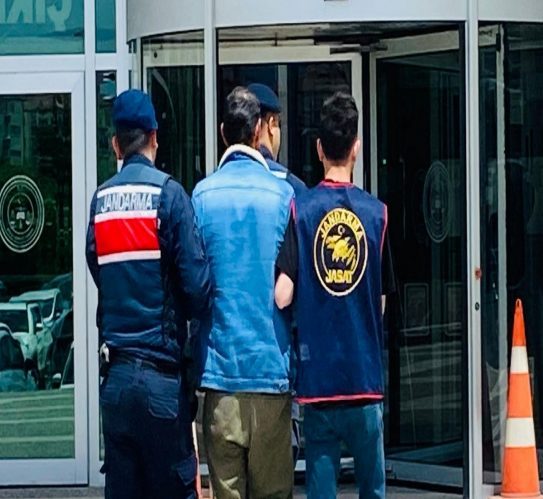 Ormanlık alanda saklanan cinsel istismar suçlusu JASAT tarafından yakalandı Bolu’da “12 yaşını tamamlamış çocuğun nitelikli cinsel istismarı” suçundan hakkında