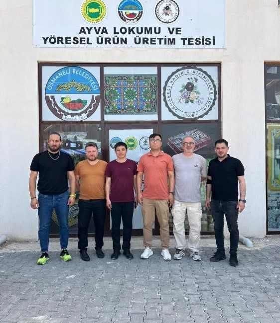Osmaneli ‘Ayva Lokumu’ Çin yolcusu Osmaneli Belediyesi ‘Ayva Lokumu’ ihracatını genişletiyor. Çinli firma temsilcileri üretim