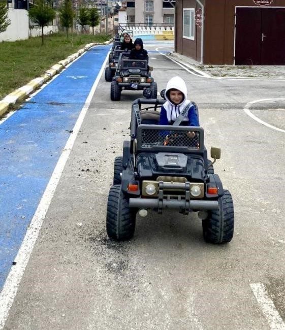 Osmaneli’nde çocuklara oyun tadında trafik eğitimi Bilecik’in Osmaneli ilçesinde, çocuklara trafik bilincini erken yaşta kazandırmak amacıyla