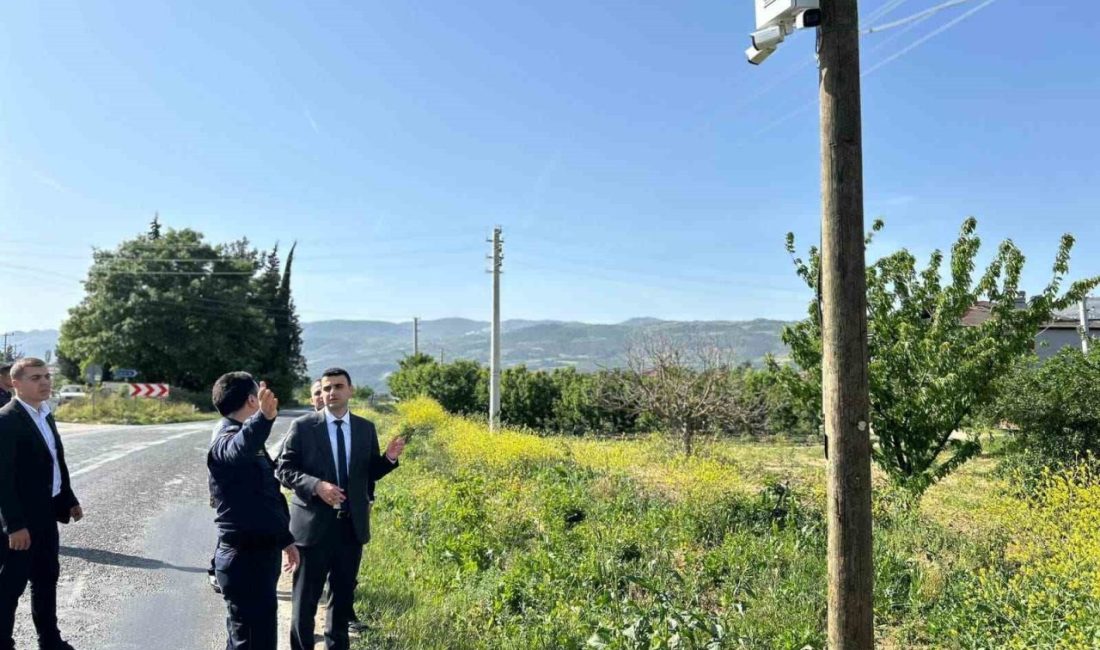 Osmaneli’nde güvenlik kameraları ile teknolojik kapasite artıyor Osmaneli Kaymakamı Abdüssamed Kılıç, İlçe Jandarma Komutanı Mustafa Güzel ile