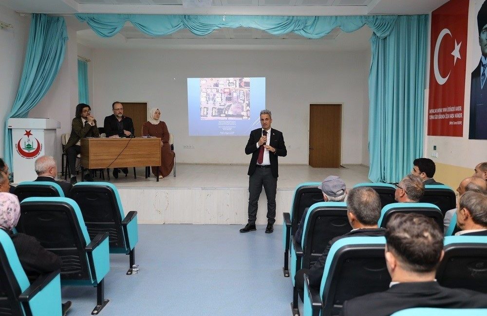 Osmaneli’nde tarımsal üretimin verimliliği için bilgilendirme toplantısı düzenlendi Bilecik’in Osmaneli ilçesinde, çiftçiler ve muhtarların katılımıyla tarımsal üretimin sürdürülebilirliği