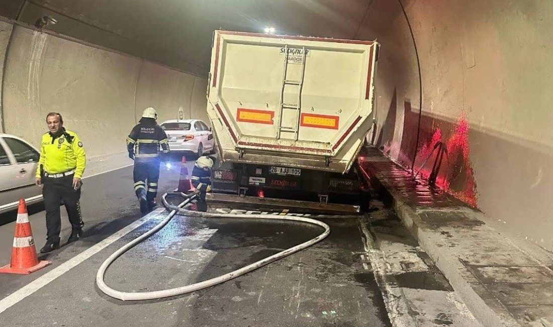 Osmangazi Tünelinde korku dolu anlar Bilecik’te seyir halinde Osmangazi Tünelinde lastiği yanan tır sürücülere korku