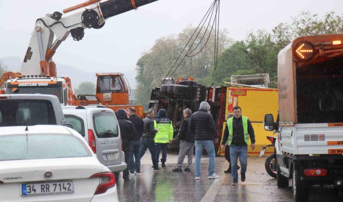 Anadolu Otoyolu Sakarya geçişinde kontrolden çıkan tır, bariyerlere çarparak devrildi.