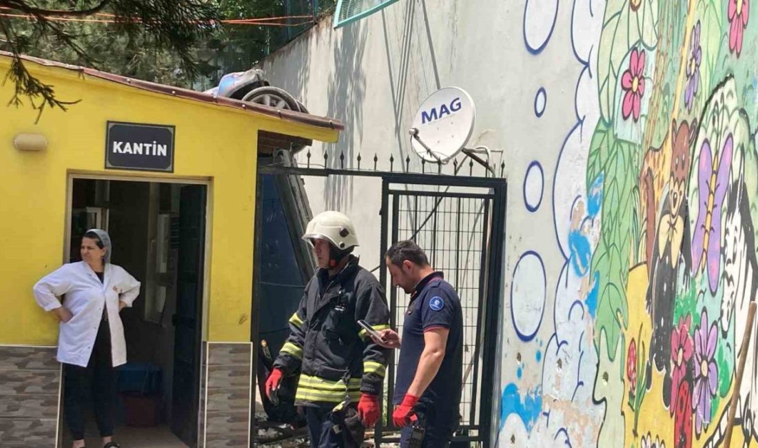 Otomobil okul bahçesine uçtu, öğrencilerin derste olması faciayı önledi: 1 yaralı Kocaeli’de kontrolden çıkan otomobil, 5 metrelik istinat duvarını aşarak okul