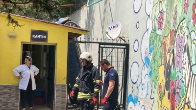 Kocaeli’de kontrolden çıkan otomobil, 5 metrelik istinat duvarını aşarak okul