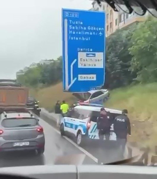 Otomobil trafik levhasına çarptı: 1 yaralı Kocaeli D100 Karayolu’nda trafik levhasına çarpan otomobil sürücüsü araçta sıkışarak