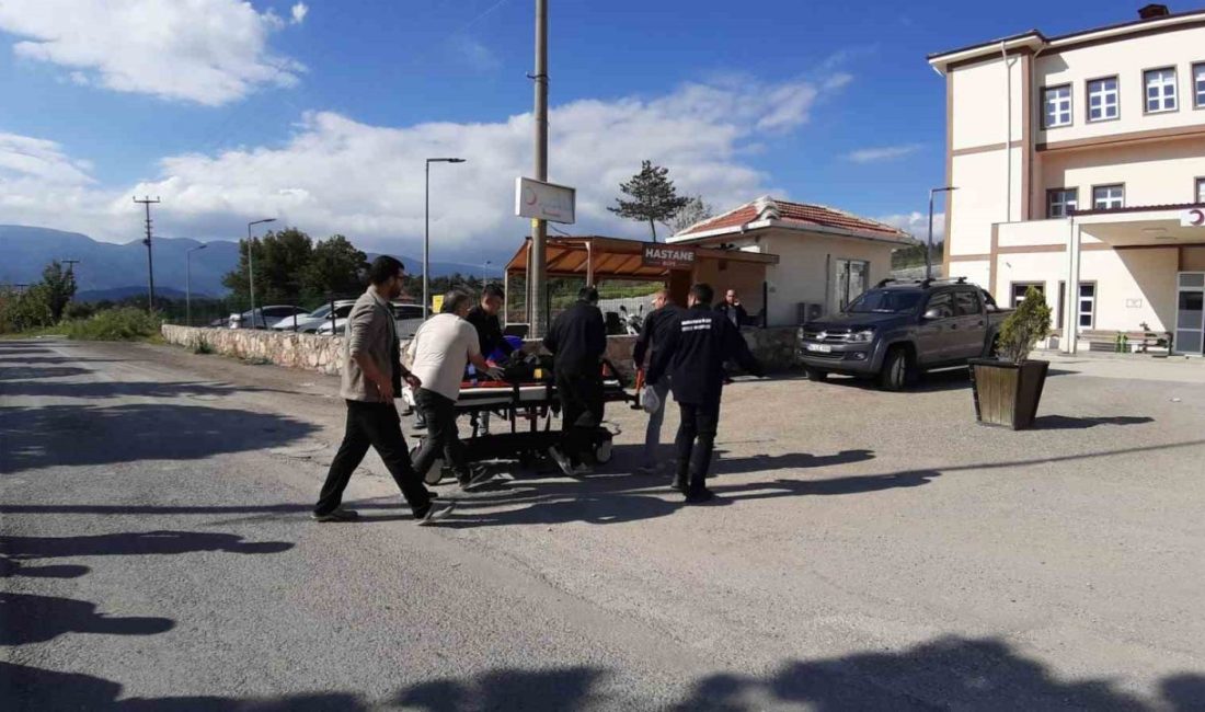 Otomobile çarpmamak için refüje girdi: Hastaneye sedyeyle götürüldü Bolu’nun Mudurnu ilçesinde otomobile çarpmamak için ani fren yapan motosiklet
