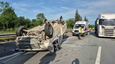 Düzce(İHA) – Anadolu Otoyolu Düzce kesiminde inşaat işçilerini taşıyan aracın