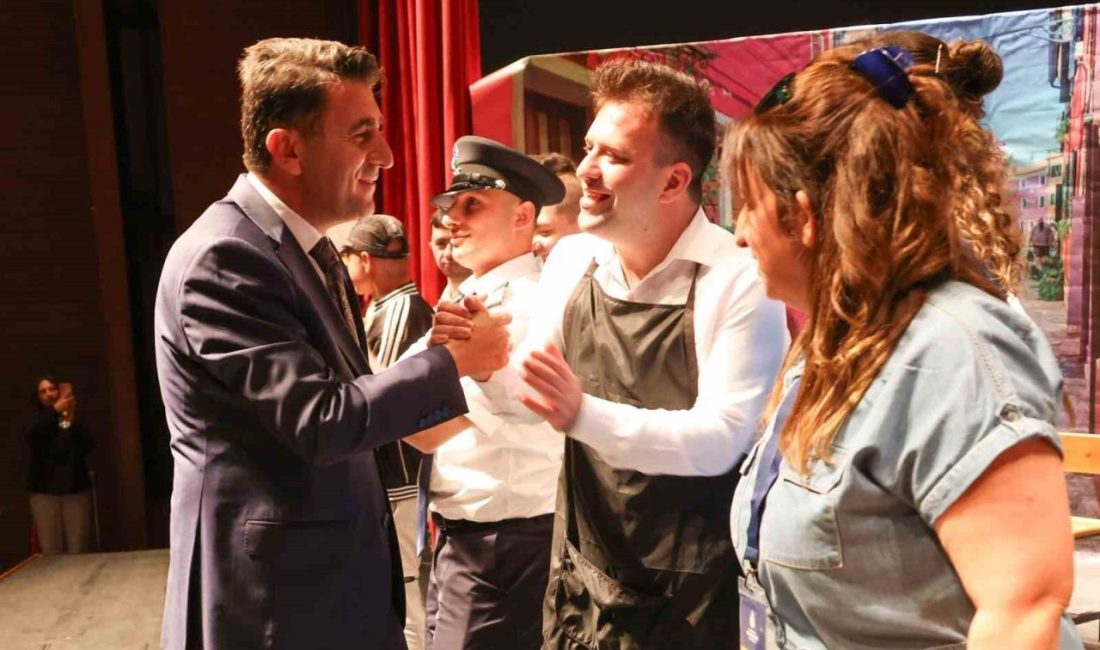 Özel bireyler sahneye çıktı, izleyiciler ayakta alkışladı BİLECİK (İHA) – Bilecik’te ’Engelliler Haftası’ çerçevesinde sahnelenen ’Röportaj’ adlı
