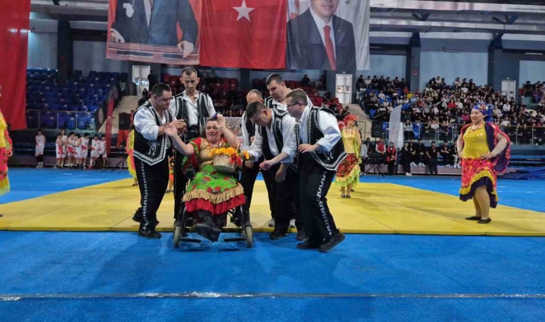 Gençlik ve Spor Bayramı yapılan törenlerle kullanırken özel gençlerin gösterileri