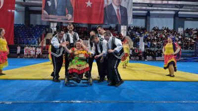 Gençlik ve Spor Bayramı yapılan törenlerle kullanırken özel gençlerin gösterileri