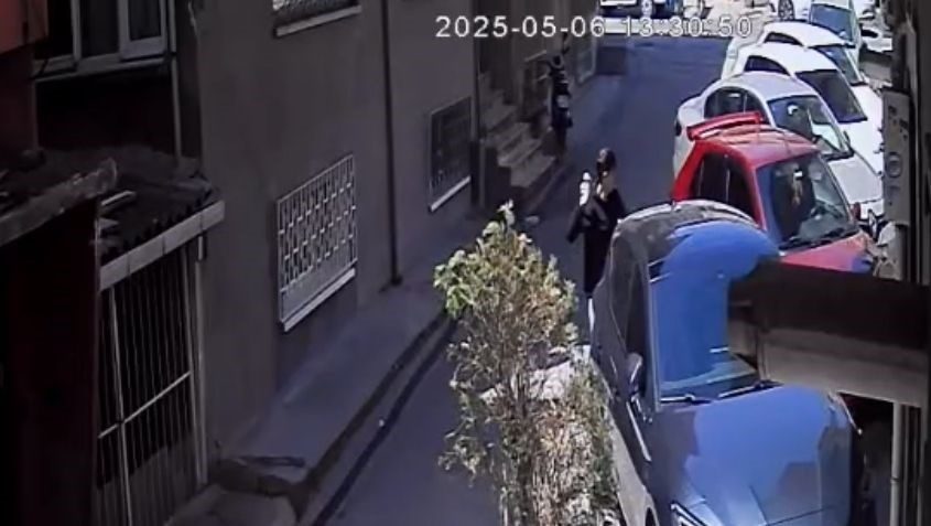 Park halindeki araca taş ve yumruklarla saldırdı: Hiçbir şey olmamış gibi yoluna devam etti Kocaeli’nin Darıca ilçesinde park halindeki bir araca kimliği belirsiz bir