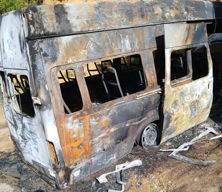 Park halindeki minibüs alev alev yandı Kastamonu’nun İnebolu ilçesinde park halindeyken alevlere teslim olan minibüsten geriye