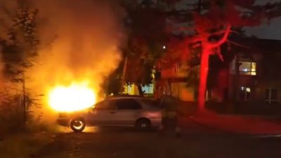 Düzce’de park halindeki otomobil alev alev yandı. Yangın, Kültür Mahallesi’nde