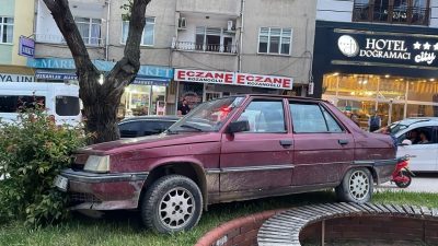 Kastamonu’nun Tosya ilçesinde park halindeyken hareket eden ve park halindeki