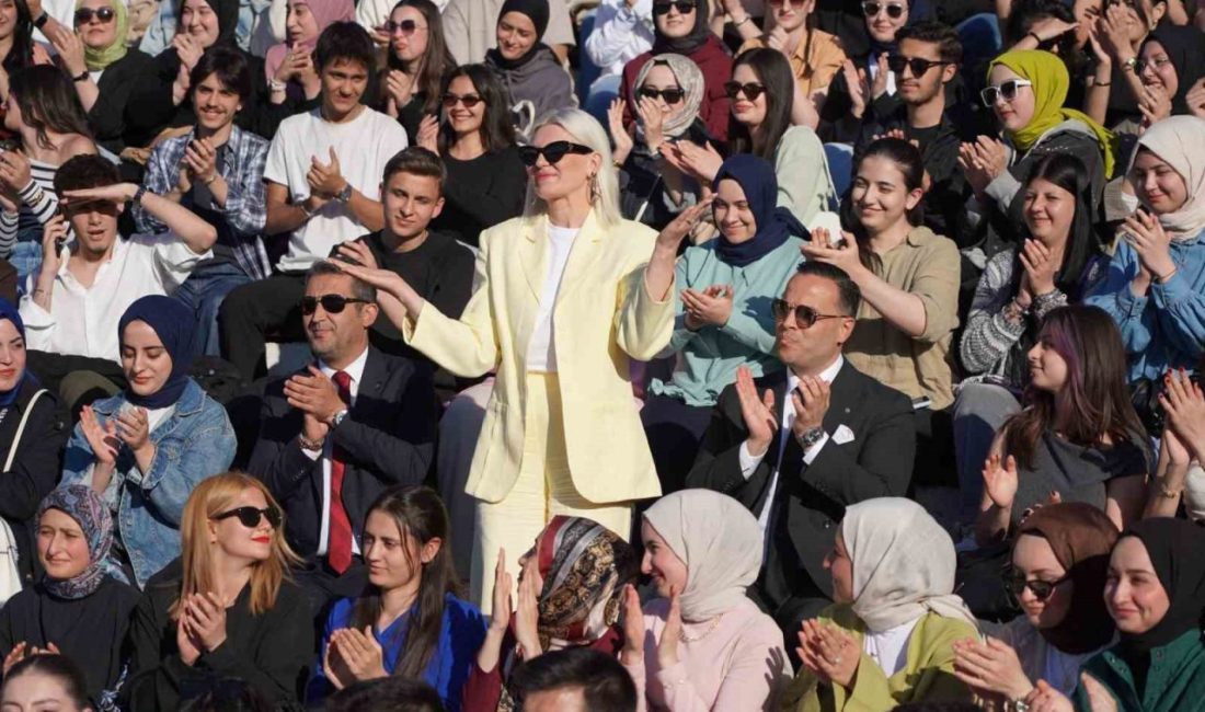 Pelitözü Gençlik Festivalinde üniversiteliler coşkuyla eğlendi Bilecik Belediyesi koordinasyonunda Şeyh Edebali Üniversitesi Gençlik ve İnovasyon Kulübü