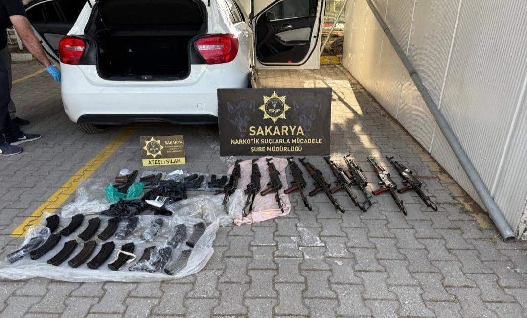 Polis memurunun kiraladığı otomobilden kaleşnikoflar çıktı Diyarbakır’dan, İstanbul’a gitmekte olan ve durumundan şüphelenilerek Sakarya’da polis ekiplerince