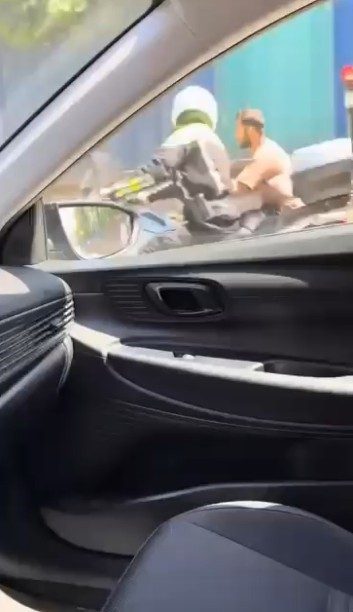 Polisi peşine takmıştı, özür diledi Kocaeli’nin Darıca ilçesinde trafik polisinin “dur” ihtarına uymayarak kaçan motosikletli