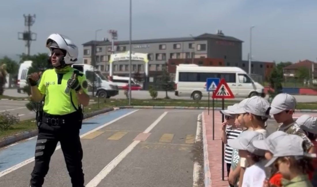 Polisten çocuklara sevgi dolu yaklaşım Düzce’de Trafik Haftası kapsamında anaokulu öğrencilerine eğitim veren trafik polisleri,