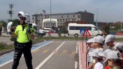 Düzce’de Trafik Haftası kapsamında anaokulu öğrencilerine eğitim veren trafik polisleri,