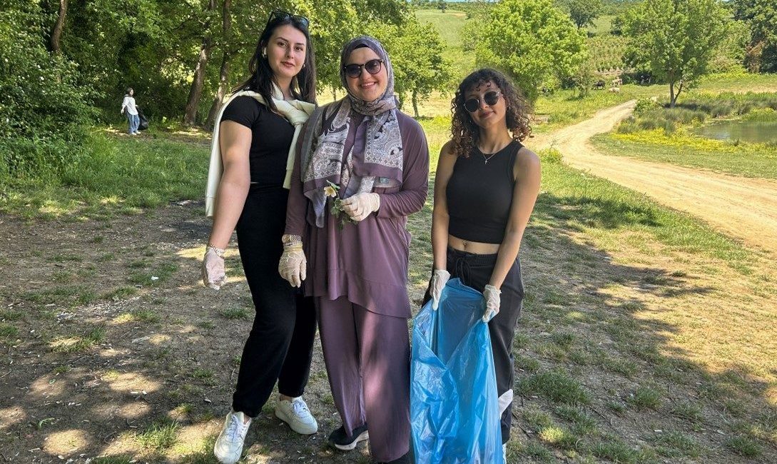 Reisler Göleti çevresindeki çöpleri topladılar SUBÜ Sıfırdan Zirveye Girişimcilik Topluluğu ile Çevre ve Doğal Varlıkları
