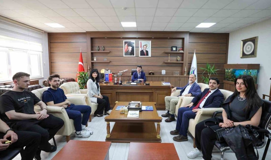 Rektör Sarıbıyık başarılı sporcuları tebrik etti SUBÜ Rektörü Prof. Dr. Mehmet Sarıbıyık, TÜSF tarafından düzenlenen Üniversiteler